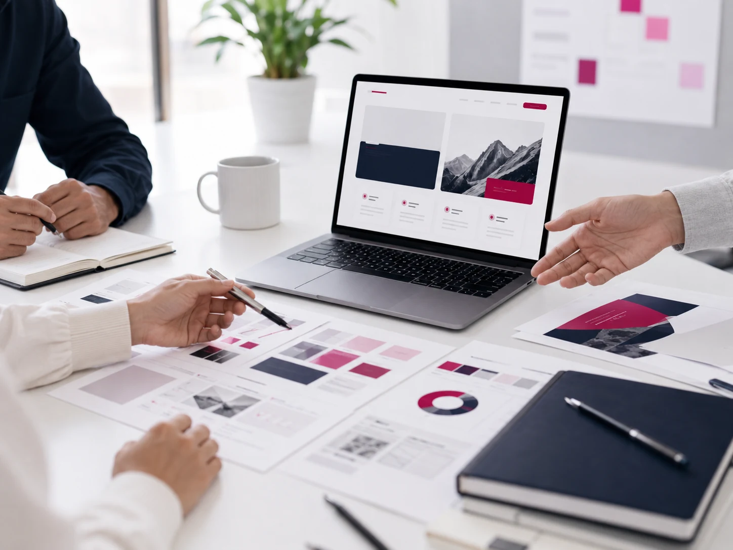 Réunion de cadrage associant stratégie digitale, design d’interface et technologie